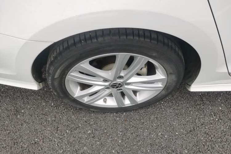 Used Volkswagen Sagitar 2018 280TSI DSG Ignite Edition Right Rear Wheel Hub