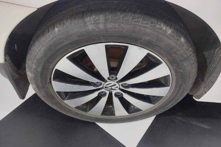 Used Volkswagen Sagitar 2018 1.6L Automatic Comfort Model Right Rear Wheel Hub