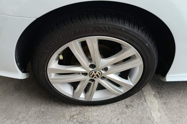 Used Volkswagen Sagitar 2018 280TSI DSG Ignite Edition Right Rear Wheel Hub