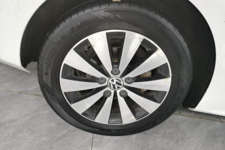 Used Volkswagen Sagitar 2018 1.6L Automatic Comfort Model Right Rear Wheel Hub
