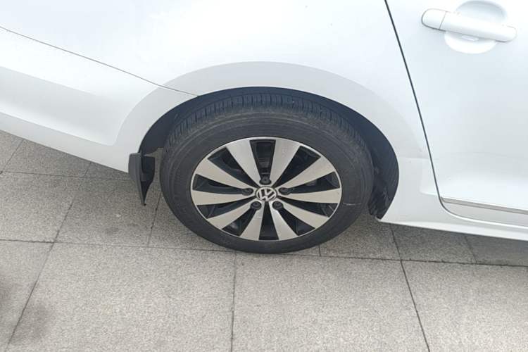 Used Volkswagen Sagitar 2018 1.6L Automatic Comfort Model Right Rear Wheel Hub