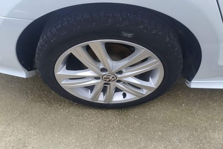 Used Volkswagen Sagitar 2018 280TSI DSG Ignite Edition Right Rear Wheel Hub