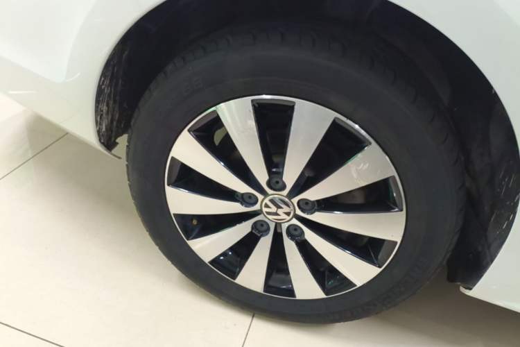 Used Volkswagen Sagitar 2018 1.6L Automatic Comfort Model Right Rear Wheel Hub