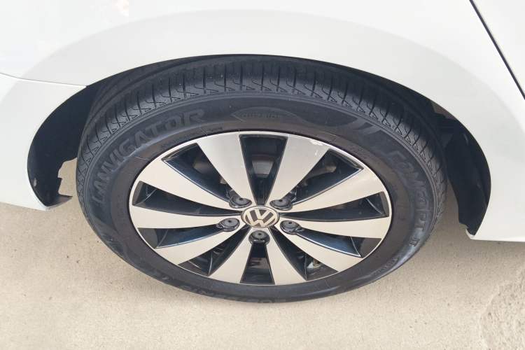 Used Volkswagen Sagitar 2018 1.6L Automatic Comfort Model Right Rear Wheel Hub