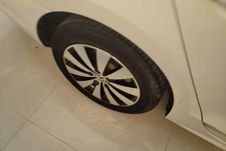 Used Volkswagen Sagitar 2018 1.6L Automatic Comfort Model Right Rear Wheel Hub