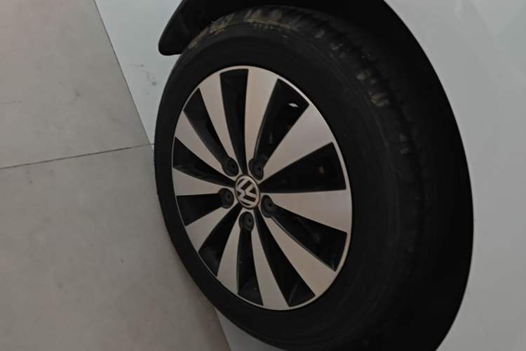 Used Volkswagen Sagitar 2018 1.6L Automatic Comfort Model Right Rear Wheel Hub