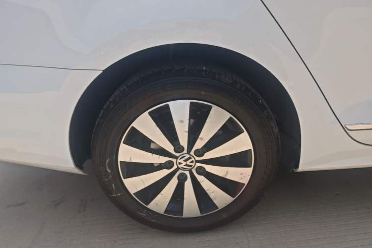Used Volkswagen Sagitar 2018 1.6L Automatic Comfort Model Right Rear Wheel Hub