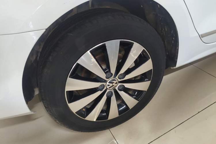 Used Volkswagen Sagitar 2018 1.6L Automatic Comfort Model Right Rear Wheel Hub