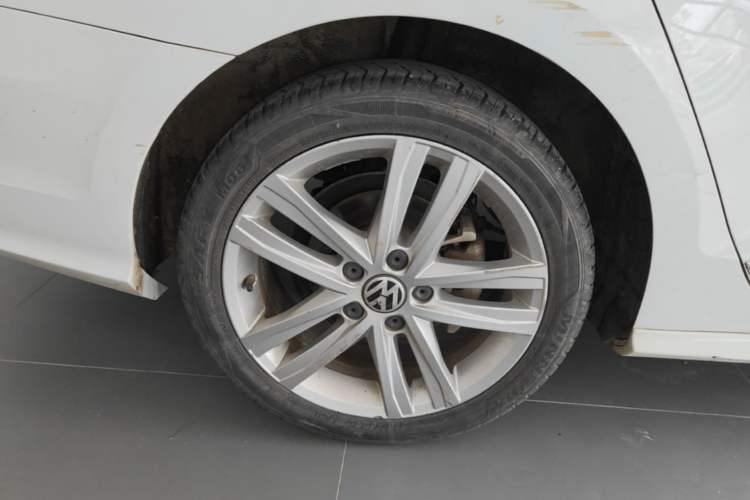 Used Volkswagen Sagitar 2018 280TSI DSG Ignite Edition Right Rear Wheel Hub