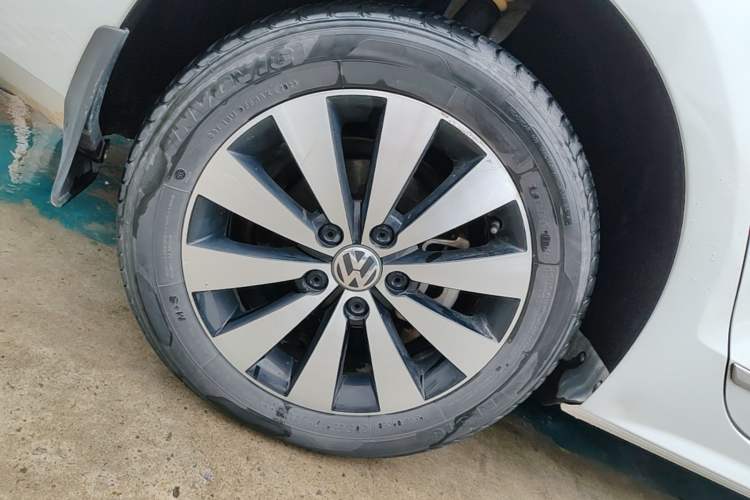Used Volkswagen Sagitar 2018 1.6L Manual Comfort Model Right Rear Wheel Hub