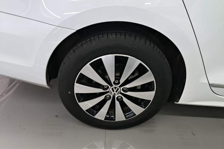 Used Volkswagen Sagitar 2018 280TSI DSG Comfort Model Right Rear Wheel Hub