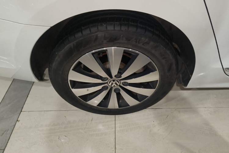 Used Volkswagen Sagitar 2018 1.6L Automatic Comfort Model Right Rear Wheel Hub
