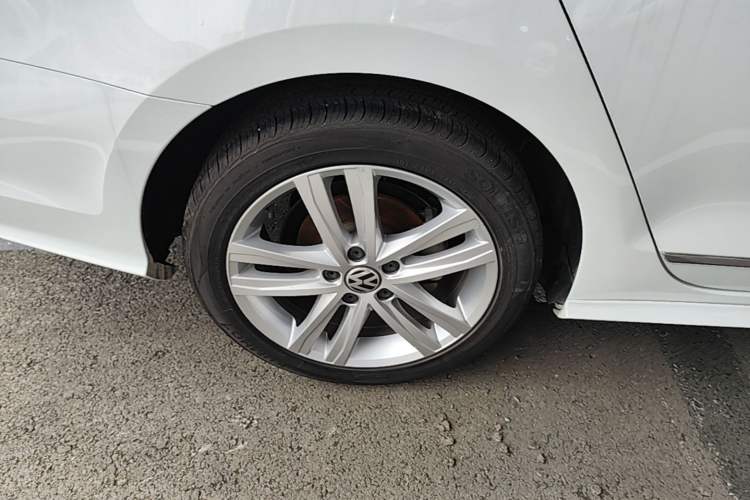 Used Volkswagen Sagitar 2018 280TSI DSG Ignite Edition Right Rear Wheel Hub