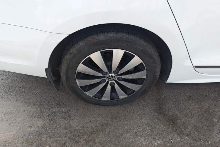 Used Volkswagen Sagitar 2018 1.6L Automatic Comfort Model Right Rear Wheel Hub