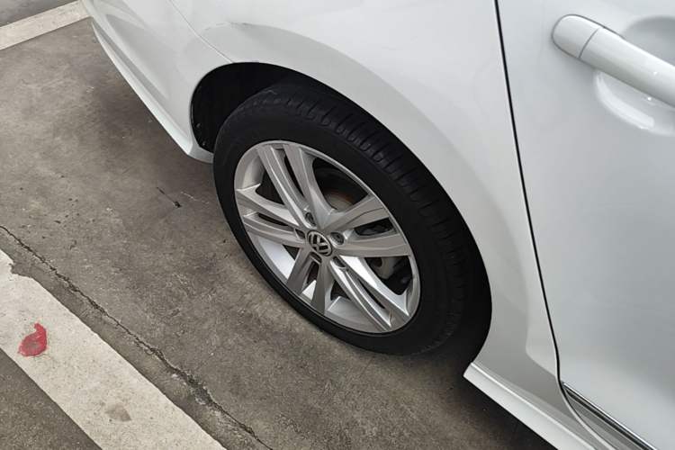 Used Volkswagen Sagitar 2018 280TSI DSG Ignite Edition Right Rear Wheel Hub