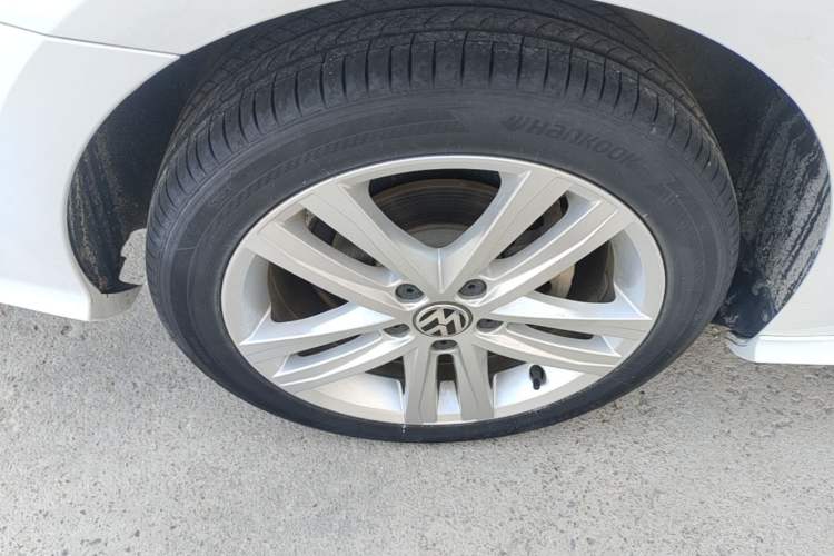 Used Volkswagen Sagitar 2018 280TSI DSG Ignite Edition Right Rear Wheel Hub