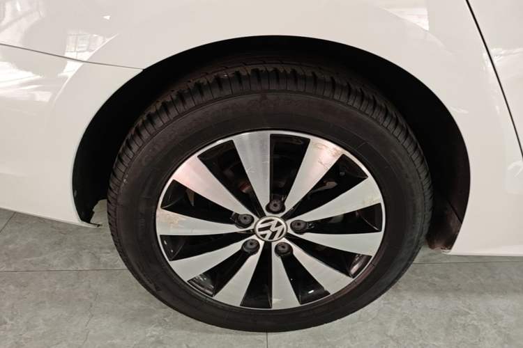 Used Volkswagen Sagitar 2018 1.6L Automatic Comfort Model Right Rear Wheel Hub