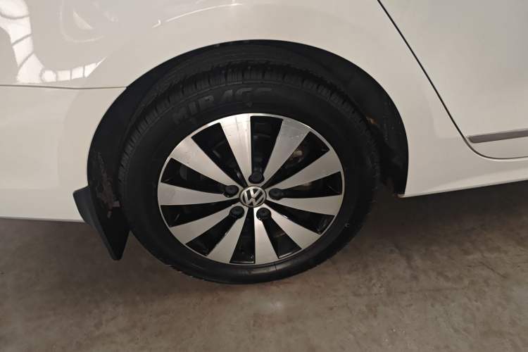 Used Volkswagen Sagitar 2018 1.6L Automatic Comfort Model Right Rear Wheel Hub