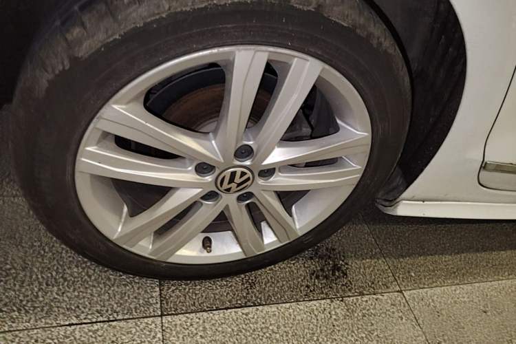 Used Volkswagen Sagitar 2018 280TSI DSG Ignite Edition Right Rear Wheel Hub