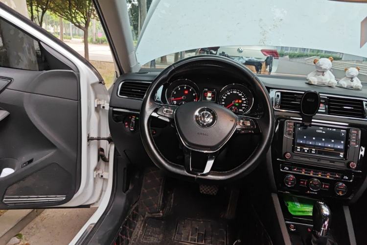 Used Volkswagen Sagitar 2018 280TSI DSG Luxury Model Steering Wheel