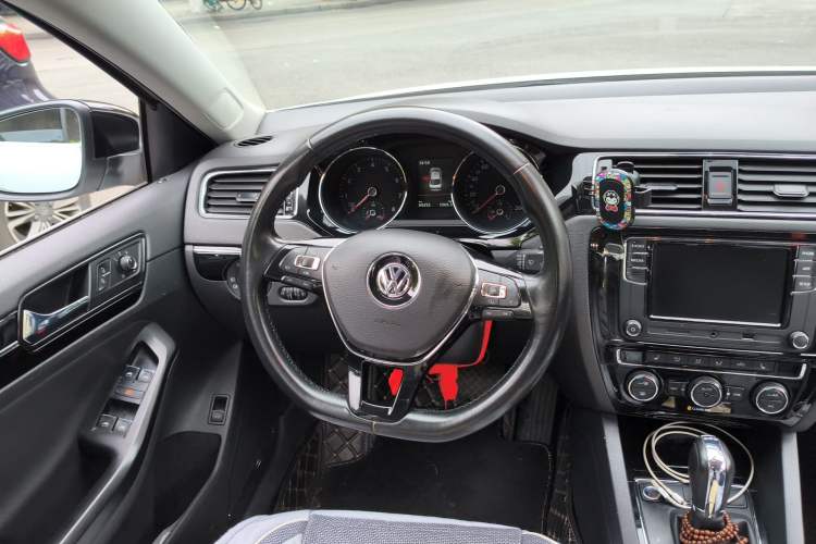 Used Volkswagen Sagitar 2018 280TSI DSG Luxury Model Steering Wheel