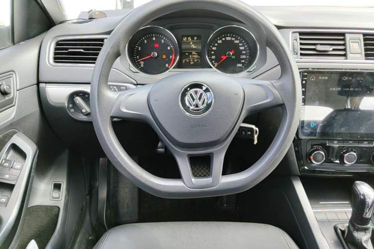 Used Volkswagen Sagitar 2018 1.6L Automatic Fashion Model Steering Wheel