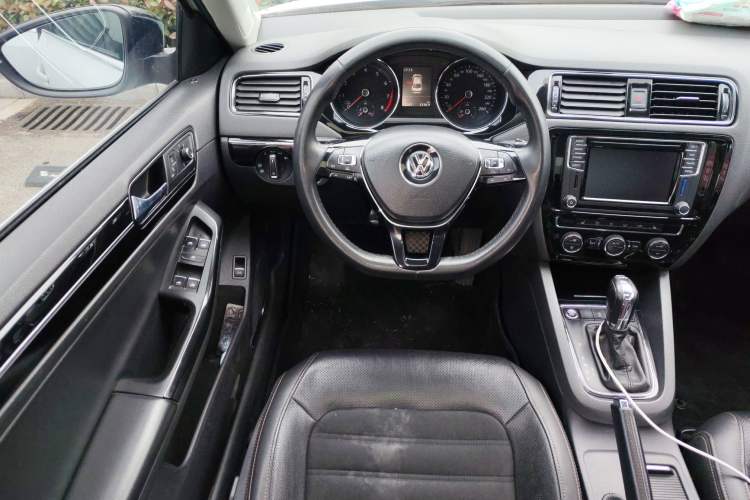 Used Volkswagen Sagitar 2018 280TSI DSG Luxury Model Steering Wheel