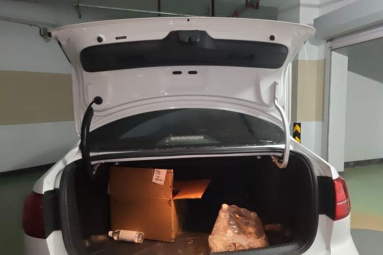 Used Volkswagen Sagitar 2018 1.6L Manual Comfort Model Trunk