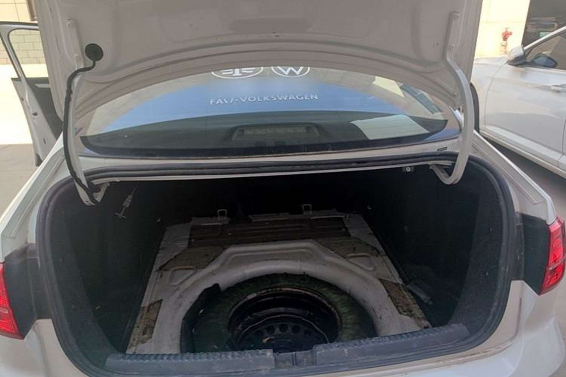 Used Volkswagen Sagitar 2018 1.6L Manual Fashion Edition Trunk