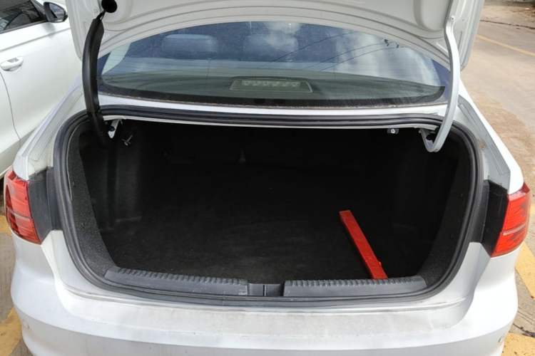 Used Volkswagen Sagitar 2018 1.6L Automatic Fashion Model Trunk