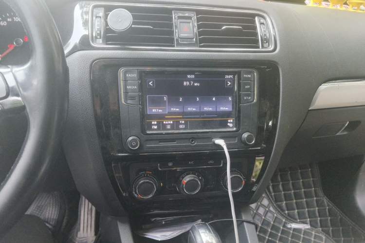 Used Volkswagen Sagitar 2018 1.6L Automatic Comfort Model Audio And AC Panel