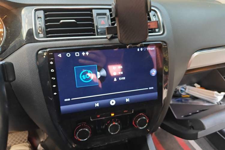 Used Volkswagen Sagitar 2018 1.6L Automatic Comfort Model Audio And AC Panel