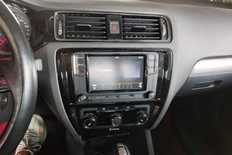 Used Volkswagen Sagitar 2018 180TSI DSG Prestige Edition Audio And AC Panel