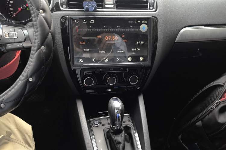 Used Volkswagen Sagitar 2018 1.6L Automatic Comfort Model Audio And AC Panel