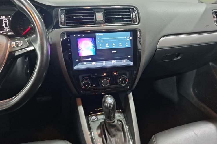 Used Volkswagen Sagitar 2018 180TSI DSG Prestige Edition Audio And AC Panel