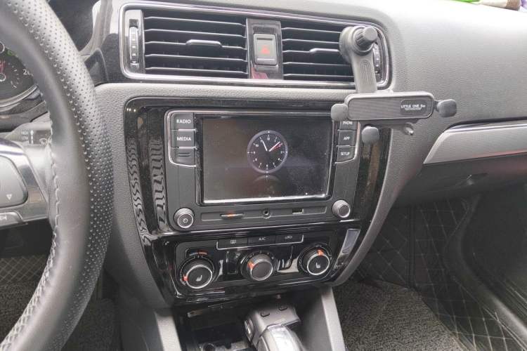 Used Volkswagen Sagitar 2018 180TSI DSG Prestige Edition Audio And AC Panel