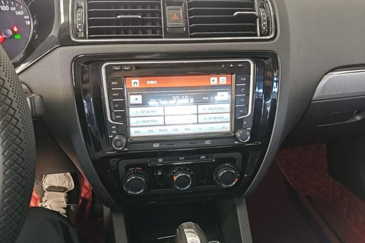 Used Volkswagen Sagitar 2018 1.6L Automatic Comfort Model Audio And AC Panel