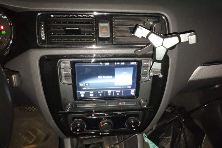 Used Volkswagen Sagitar 2018 180TSI DSG Prestige Edition Audio And AC Panel