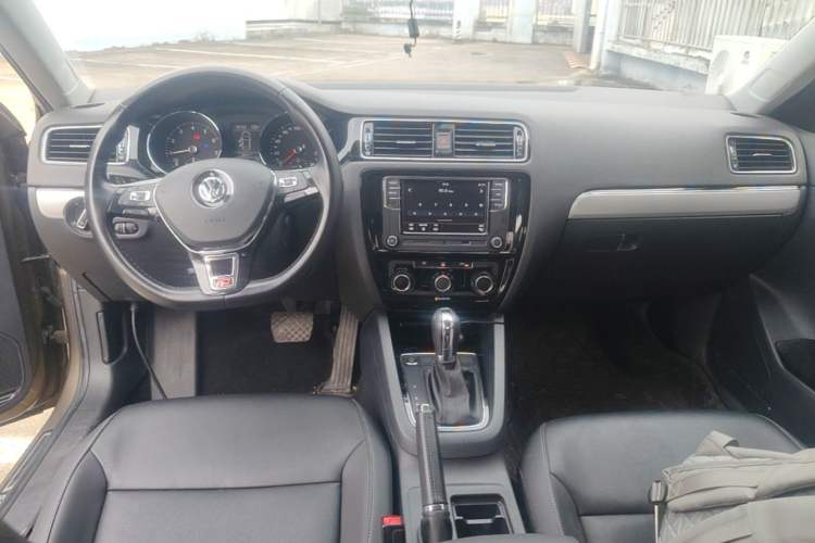 Used Volkswagen Sagitar 2018 280TSI DSG Ignite Edition Center Console