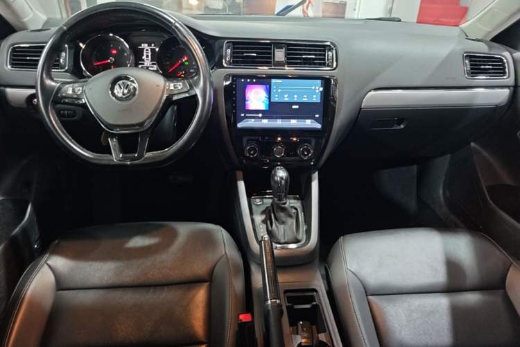 Used Volkswagen Sagitar 2018 180TSI DSG Prestige Edition Center Console