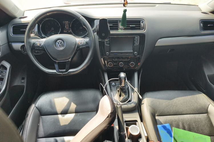 Used Volkswagen Sagitar 2018 280TSI DSG Comfort Model Center Console