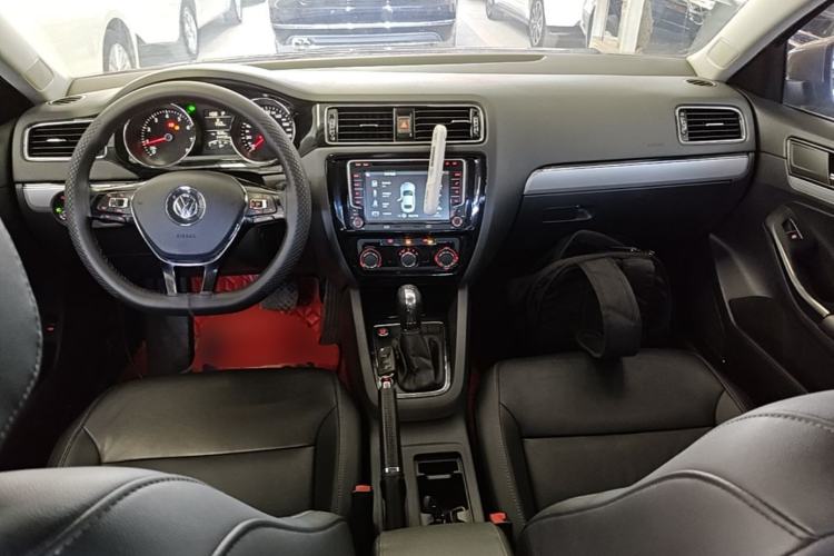 Used Volkswagen Sagitar 2018 1.6L Automatic Comfort Model Center Console