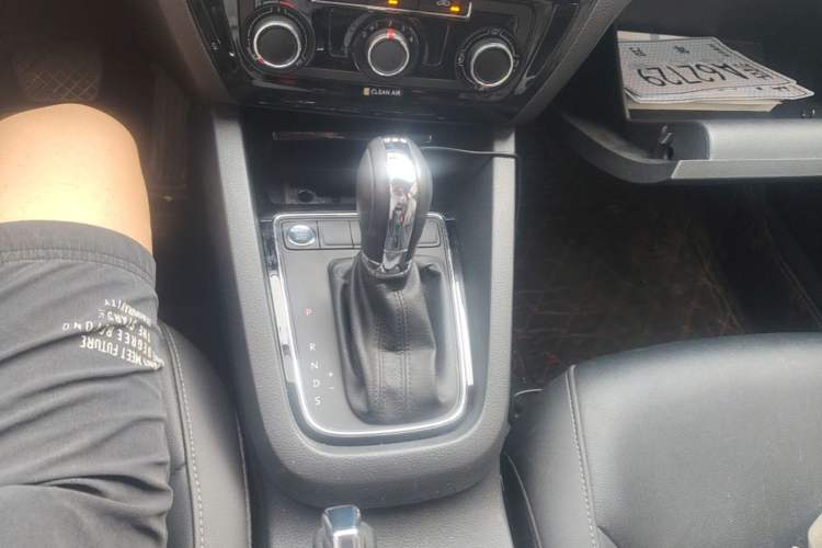 Used Volkswagen Sagitar 2018 280TSI DSG Ignite Edition Gear Lever