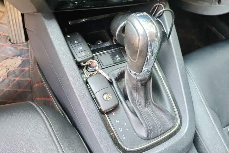 Used Volkswagen Sagitar 2018 280TSI DSG Ignite Edition Gear Lever
