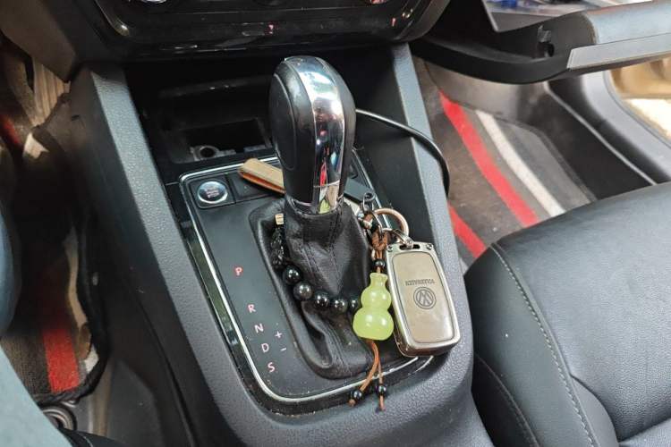 Used Volkswagen Sagitar 2018 1.6L Automatic Comfort Model Gear Lever