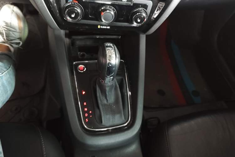 Used Volkswagen Sagitar 2018 180TSI DSG Prestige Edition Gear Lever