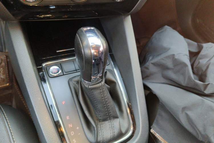 Used Volkswagen Sagitar 2018 280TSI DSG Comfort Model Gear Lever