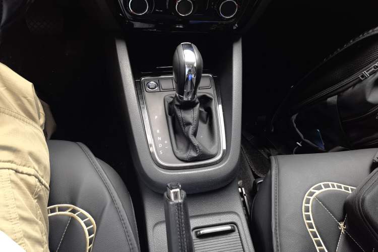 Used Volkswagen Sagitar 2018 1.6L Automatic Comfort Model Gear Lever
