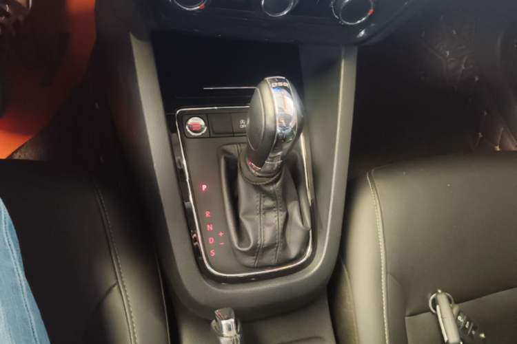 Used Volkswagen Sagitar 2018 280TSI DSG Ignite Edition Gear Lever