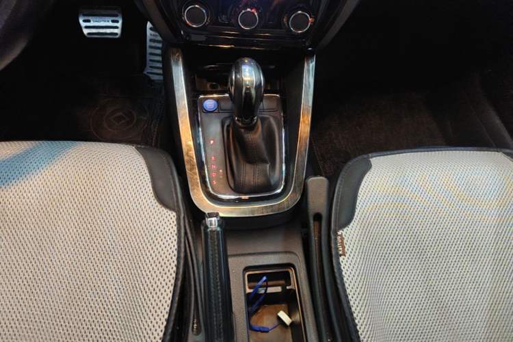 Used Volkswagen Sagitar 2018 1.6L Automatic Comfort Model Gear Lever